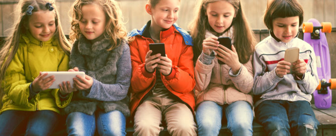 niños y móviles